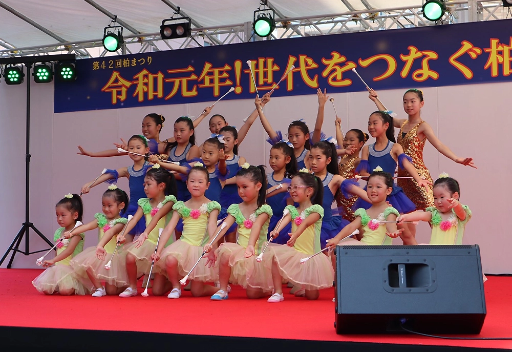 柏祭りでのDream Baton Twirlersのメンバーの集合写真