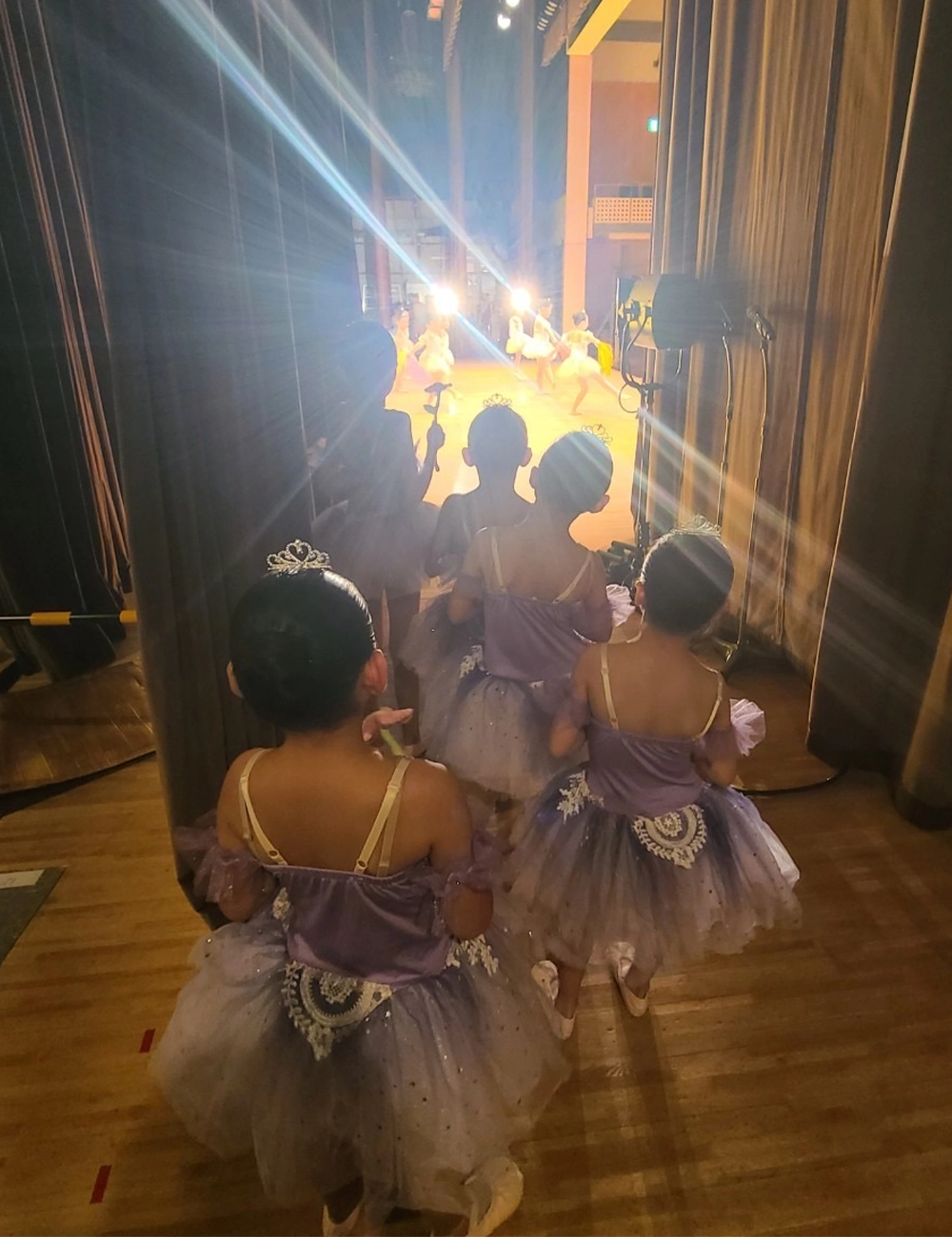 ステージに向かうDream Baton Twirlersの子どもたちの後ろ姿