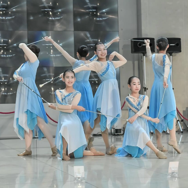 Dream Baton Twirlersのメンバーの集合写真