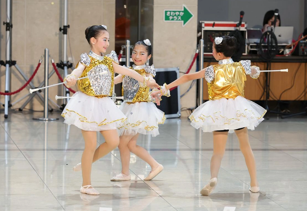 Dream Baton Twirlersの生徒たちによるバトントワーリングの練習風景